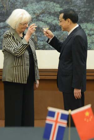 Chinese Premier Li Keqiang (R) toasts with his Icelandic counterpart Prime Minister Johanna Sigurdardottir after sealing the free-trade agreement (FTA) between China and Iceland on April 15 in Beijing. 