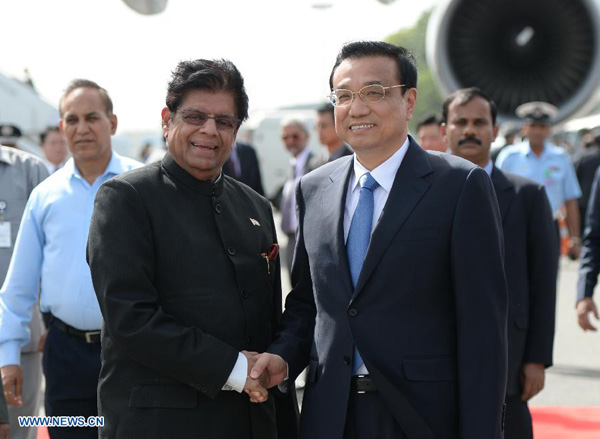 Chinese Premier Li Keqiang (R, front) arrives at an airport in New Delhi, India, kicking off an official visit to the country, on May 19, 2013. [Ma Zhancheng/Xinhua]