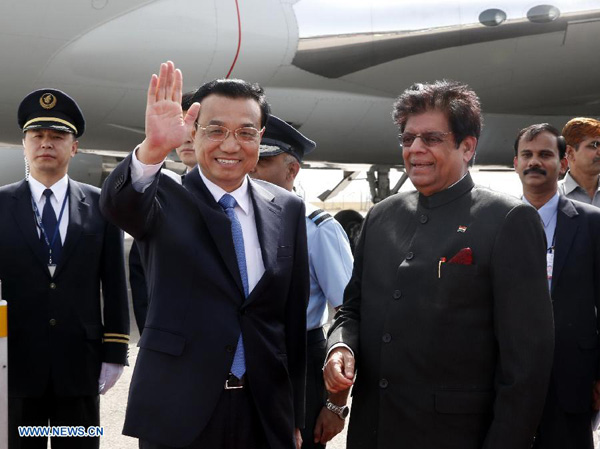 Chinese Premier Li Keqiang (L, front) arrives at an airport in New Delhi, India, kicking off an official visit to the country, on May 19, 2013. [Ju Peng/Xinhua]