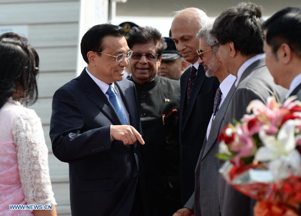 Chinese Premier Li Keqiang (2nd L) arrives at an airport in New Delhi, India, kicking off an official visit to the country, on May 19, 2013. [Ma Zhancheng/Xinhua]