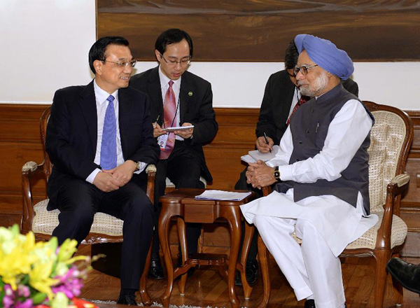 Visiting Chinese Premier Li Keqiang (L) meets with Indian Prime Minister Manmohan Singh in New Delhi, capital of India, May 19, 2013. [Li Tao/Xinhua]