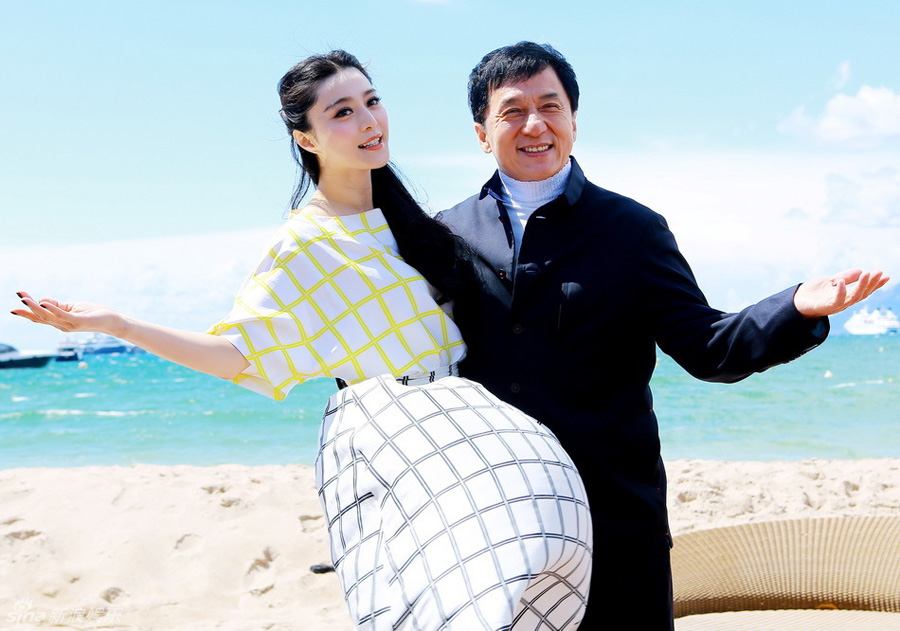 Chinese actress Fan Bingbing's dress was flying up as she attended the press conference of Jackie Chan's film 'Skiptrace' standing by the sea in Cannes, southern France, May 17, 2013. [ent.sina.com.cn]