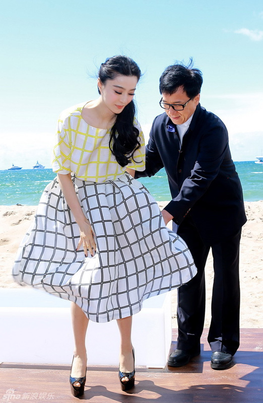 Chinese actress Fan Bingbing's dress was flying up as she attended the press conference of Jackie Chan's film 'Skiptrace' standing by the sea in Cannes, southern France, May 17, 2013. [ent.sina.com.cn]