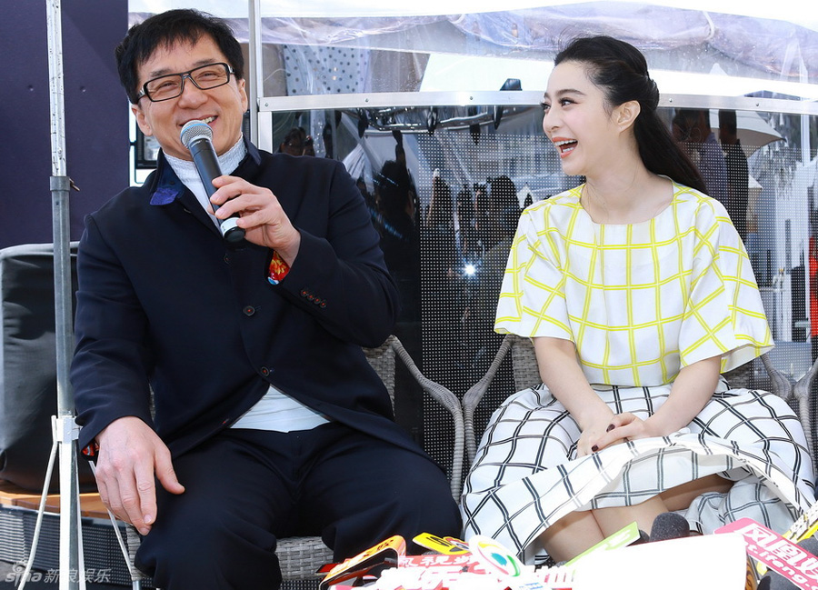 Chinese actress Fan Bingbing's dress was flying up as she attended the press conference of Jackie Chan's film 'Skiptrace' standing by the sea in Cannes, southern France, May 17, 2013. [ent.sina.com.cn]