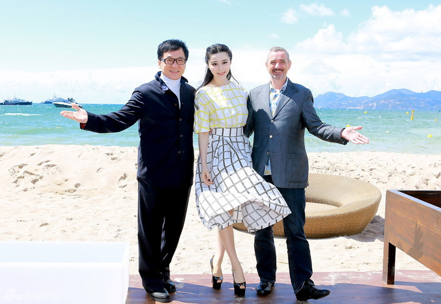 Chinese actress Fan Bingbing's dress was flying up as she attended the press conference of Jackie Chan's film 'Skiptrace' standing by the sea in Cannes, southern France, May 17, 2013. [ent.sina.com.cn]