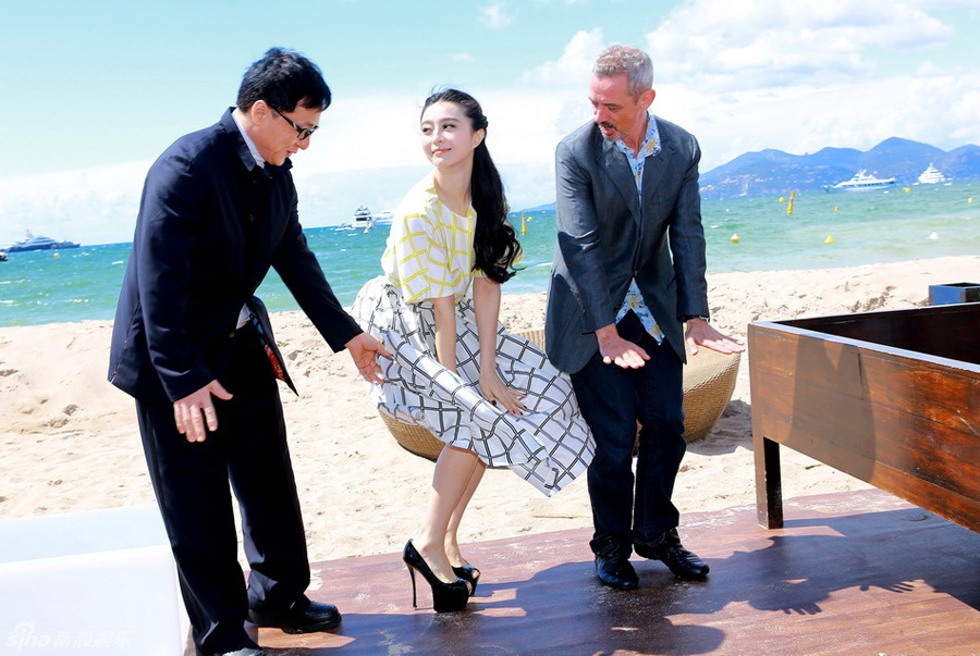 Chinese actress Fan Bingbing's dress was flying up as she attended the press conference of Jackie Chan's film 'Skiptrace' standing by the sea in Cannes, southern France, May 17, 2013. [ent.sina.com.cn]