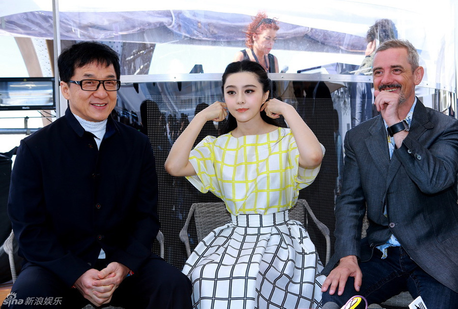 Chinese actress Fan Bingbing's dress was flying up as she attended the press conference of Jackie Chan's film 'Skiptrace' standing by the sea in Cannes, southern France, May 17, 2013. [ent.sina.com.cn]