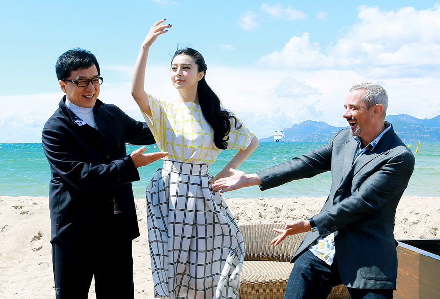 Chinese actress Fan Bingbing's dress was flying up as she attended the press conference of Jackie Chan's film 'Skiptrace' standing by the sea in Cannes, southern France, May 17, 2013. [ent.sina.com.cn]