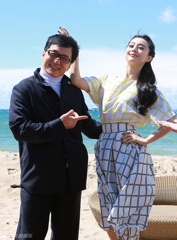 Chinese actress Fan Bingbing's dress was flying up as she attended the press conference of Jackie Chan's film 'Skiptrace' standing by the sea in Cannes, southern France, May 17, 2013. [ent.sina.com.cn]