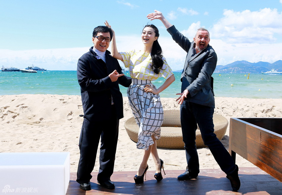 Chinese actress Fan Bingbing's dress was flying up as she attended the press conference of Jackie Chan's film 'Skiptrace' standing by the sea in Cannes, southern France, May 17, 2013. [ent.sina.com.cn]