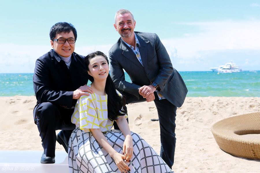 Chinese actress Fan Bingbing's dress was flying up as she attended the press conference of Jackie Chan's film 'Skiptrace' standing by the sea in Cannes, southern France, May 17, 2013. [ent.sina.com.cn]