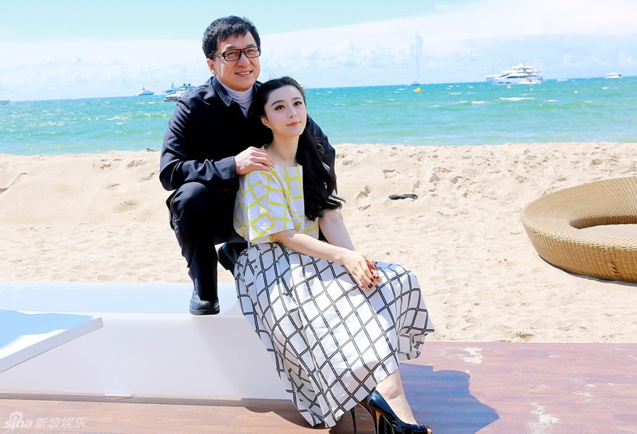 Chinese actress Fan Bingbing's dress was flying up as she attended the press conference of Jackie Chan's film 'Skiptrace' standing by the sea in Cannes, southern France, May 17, 2013. [ent.sina.com.cn]