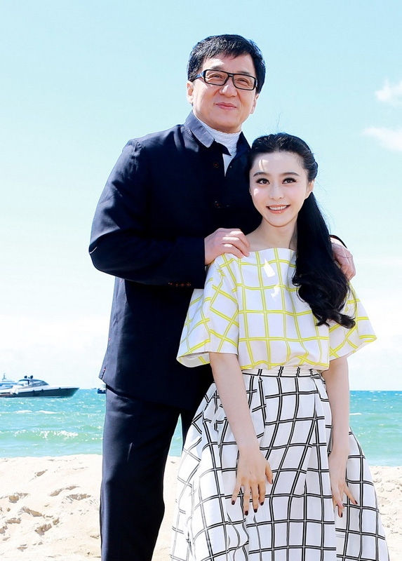 Chinese actress Fan Bingbing's dress was flying up as she attended the press conference of Jackie Chan's film 'Skiptrace' standing by the sea in Cannes, southern France, May 17, 2013. [ent.sina.com.cn]