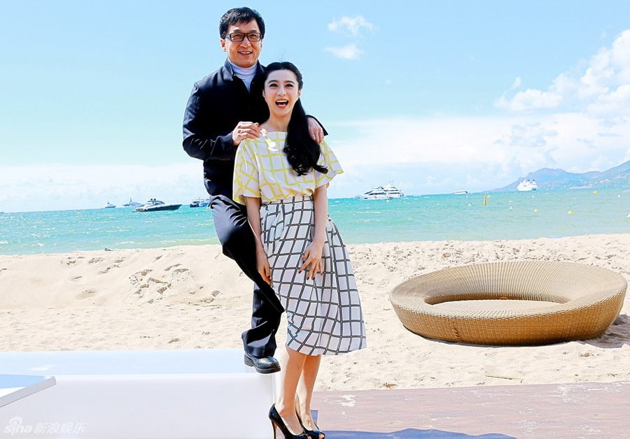 Chinese actress Fan Bingbing's dress was flying up as she attended the press conference of Jackie Chan's film 'Skiptrace' standing by the sea in Cannes, southern France, May 17, 2013. [ent.sina.com.cn]