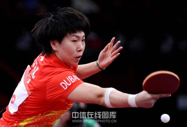 Li Xiaoxia returns a ball to Liu Shiwen in women's singles final.