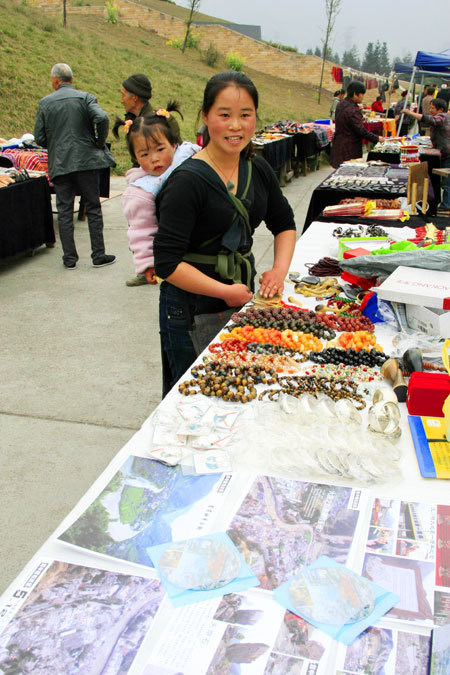 Many locals earn extra income selling souvenirs since Yingxiu has transformed into a tourist town after the 2008 Wenchuan earthquake. [Photo / China Daily]