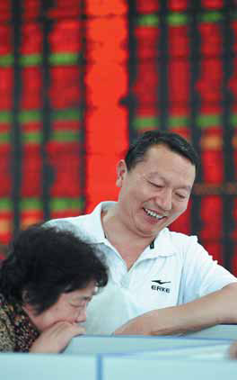 Investors at a securities brokerage in Fuyang, Anhui province, on Monday. The Shanghai and Shenzhen bourses saw stocks from all major industry sectors rise, apart from pharmaceuticals and coal mining. [China Daily]
