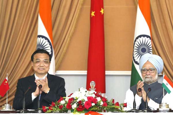 Chinese Premier Li Keqiang (L) and Indian Prime Minister Manmohan Singh jointly meet the press after their talks in New Delhi, India, May 20, 2013. [Xinhua/Ju Peng]
