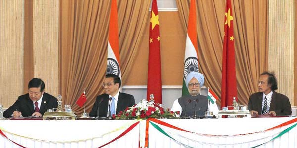 Chinese Premier Li Keqiang (2nd L) and Indian Prime Minister Manmohan Singh (2nd R) jointly witness the signing of a series of bilateral cooperative documents in New Delhi, India, May 20, 2013. [Xinhua/Ju Peng]