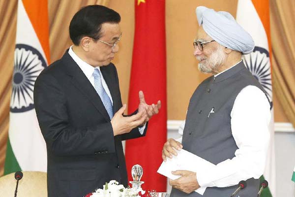 Chinese Premier Li Keqiang (L) talks with Indian Prime Minister Manmohan Singh after their joint press conference in New Delhi, India, May 20, 2013. [Xinhua/Ju Peng] 