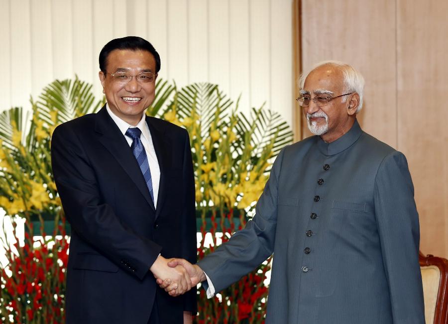 Chinese Premier Li Keqiang (L) meets with Hamid Ansari, India's Vice President and Chairman of Rajya Sabha (the Upper House) of India's Parliament, in New Delhi, India, May 20, 2013. [Xinhua/Ju Peng]