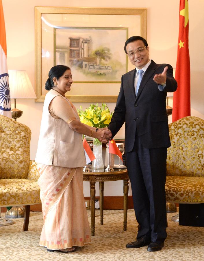Chinese Premier Li Keqiang (R) meets with Sushma Swaraj, leader of India's Bharatiya Janata Party (BJP) and Leader of Opposition in Lok Sabha (the Lower House of Parliament), in New Delhi, India, May 20, 2013. [Xinhua/Ma Zhancheng]