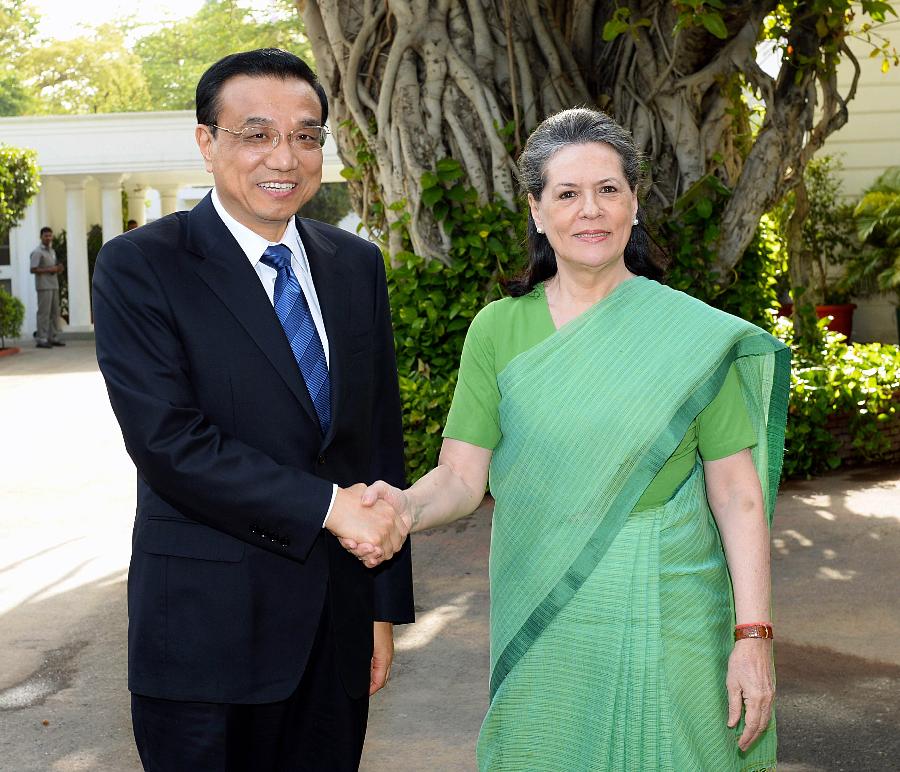 Chinese Premier Li Keqiang (L) meets with Sonia Gandhi, chairperson of India's Congress party in New Delhi, India, May 20, 2013. Li aid that China is ready to work with India to promote exchanges between the two countries' parliaments and political parties so as to further consolidate bilateral relations. [Xinhua/Li Tao]