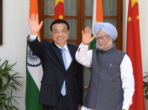Chinese Premier Li Keqiang (L) and Indian Prime Minister Manmohan Singh waves during their meeting in New Delhi, India, May 20, 2013. [Xinhua/Ma Zhancheng]