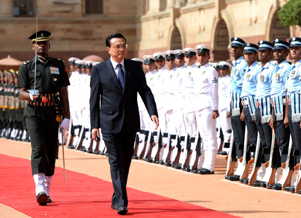 Premier Li Keqiang reviews a guard of honor at the Indian presidential palace in New Delhi on Monday. [Xinhua/Ma Zhancheng] 