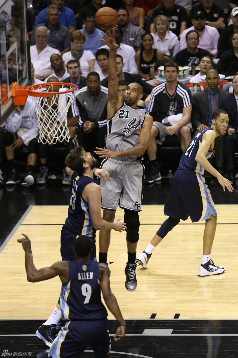  Duncan shoots a hook.