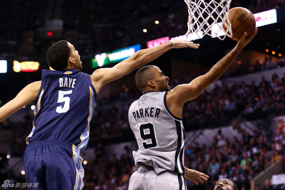 Tony Parker goes up for a layup. 
