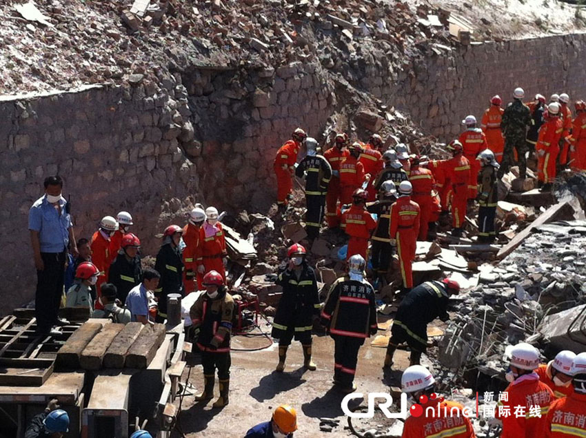 Rescuers work at the accident site where a blast ripped through an explosives manufacturing plant in Caofan Township of Zhangqiu City, east China's Shandong Province, May 20, 2013. [Photo/CFP]