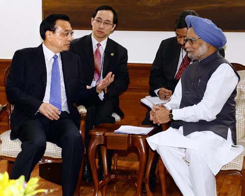 China and India are both willing and able to foster new highlights in cooperation among Asian countries and make new engine of the world economy, Chinese Premier Li Keqiang said on May 19 in the meeting with Indian Prime Minister Manmohan Singh . [Photo/Xinhua]