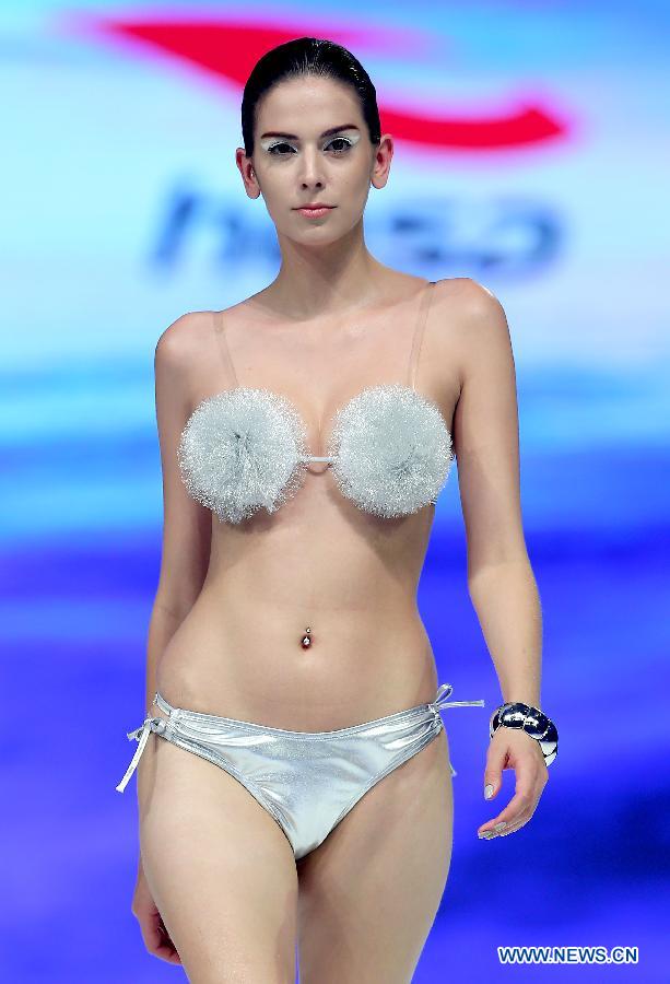 A model presents a creation at the 2014 Hosa swimwear show in Beijing, capital of China, May 21, 2013. [Chen Jianli/Xinhua]