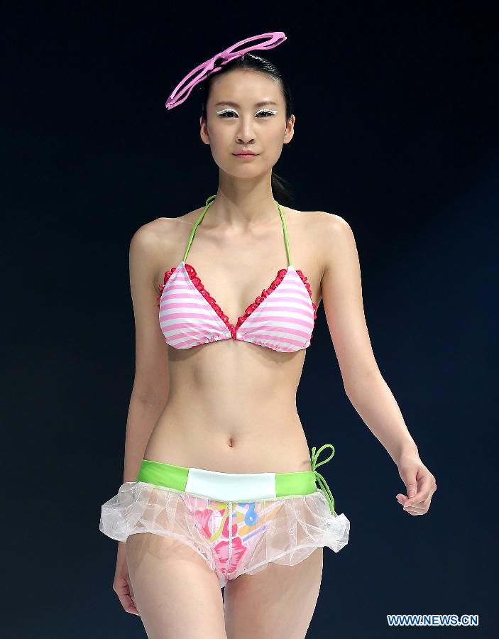A model presents new collection of swimwear at the 2014 Hosa swimwear show in Beijing, capital of China, May 21, 2013. [Chen Jianli/Xinhua]