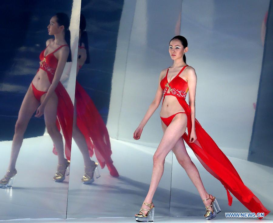 A model presents a creation at the 2014 Hosa swimwear show in Beijing, capital of China, May 21, 2013. [Chen Jianli/Xinhua]