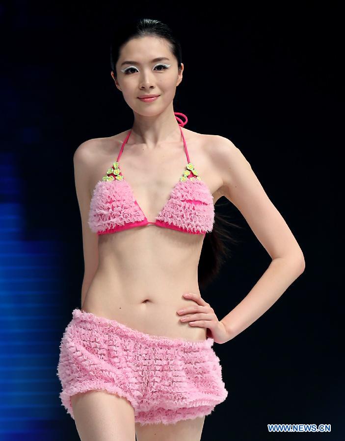 A model presents a creation at the 2014 Hosa swimwear show in Beijing, capital of China, May 21, 2013. [Chen Jianli/Xinhua]