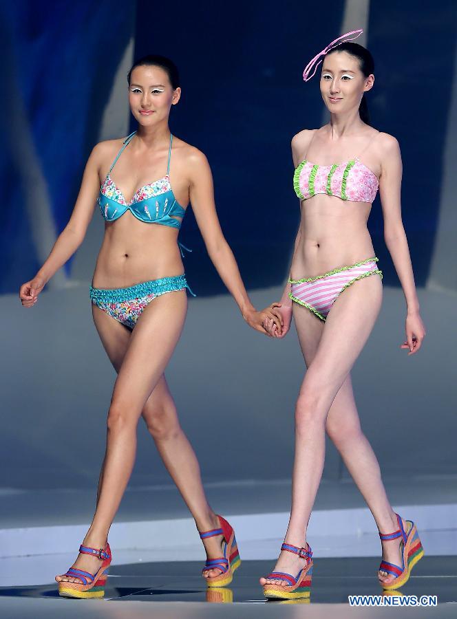 Models present new creations at the 2014 Hosa swimwear show in Beijing, capital of China, May 21, 2013. [Chen Jianli/Xinhua]