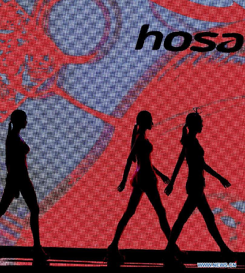 Models present new creations at the 2014 Hosa swimwear show in Beijing, capital of China, May 21, 2013. [Chen Jianli/Xinhua]