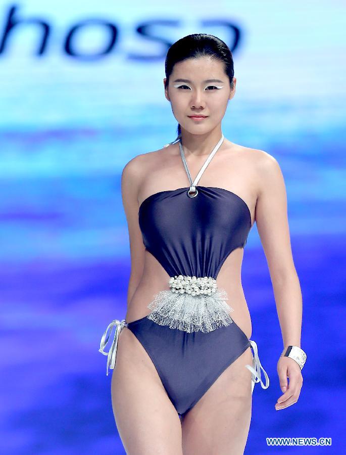 A model presents a creation at the 2014 Hosa swimwear show in Beijing, capital of China, May 21, 2013. [Chen Jianli/Xinhua]