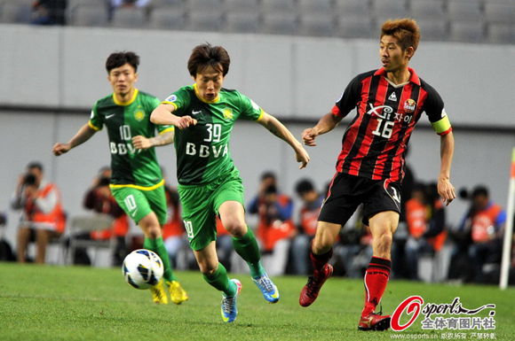 Piao Cheng of Beijing Guoan runs for the ball in the second leg of AFC Champions League last 16 clash between Beijing Guoan and FC Seoul at Seoul World Cup Stadium on Tuesday.