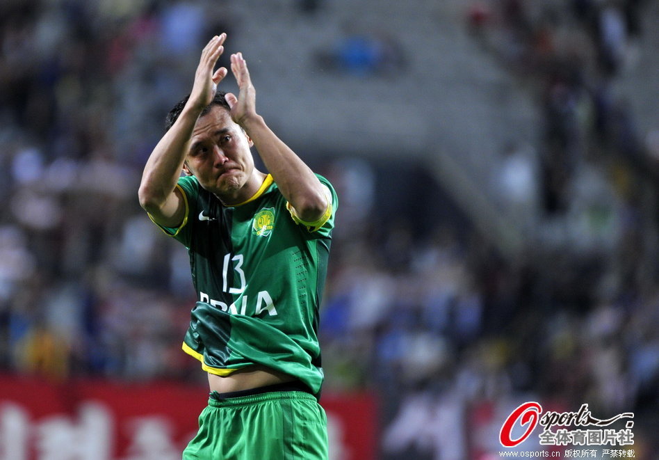 Xu Yunlong reacts after Beijing Guoan lost to FC Seoul 1-3 in the second leg of AFC Champions League last 16 clash at Seoul World Cup stadium on Tuesday. 