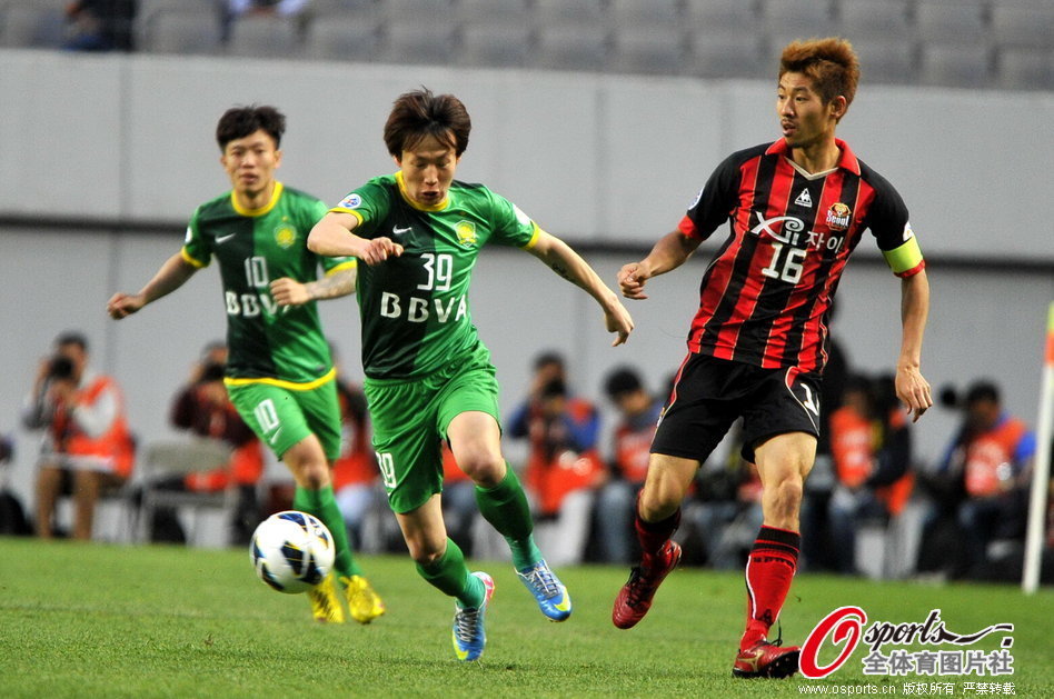  Piao Cheng runs for the ball.