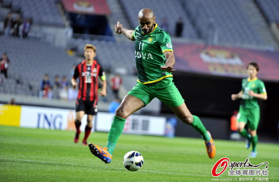 Kanoute shoots outside the area. 