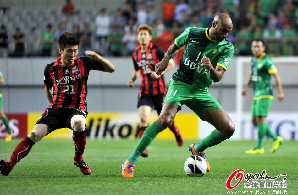 Kanoute controls the ball. 