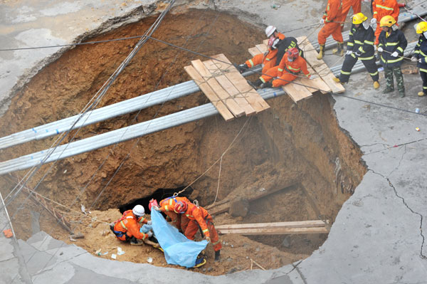 A view of road cave-in in the city of Shenzhen, Guangdong province, May 20, 2013. [Photo/Asianewsphoto]
