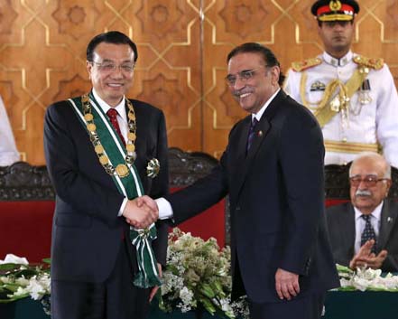 Premier Li Keqiang is congratulated by Pakistani President Asif Ali Zardari after being conferred the Nishan-e-Pakistan honor, for the highest degree of service to Pakistan, in Islamabad on Wednesday. [Pang Xinglei/ XINHUA]