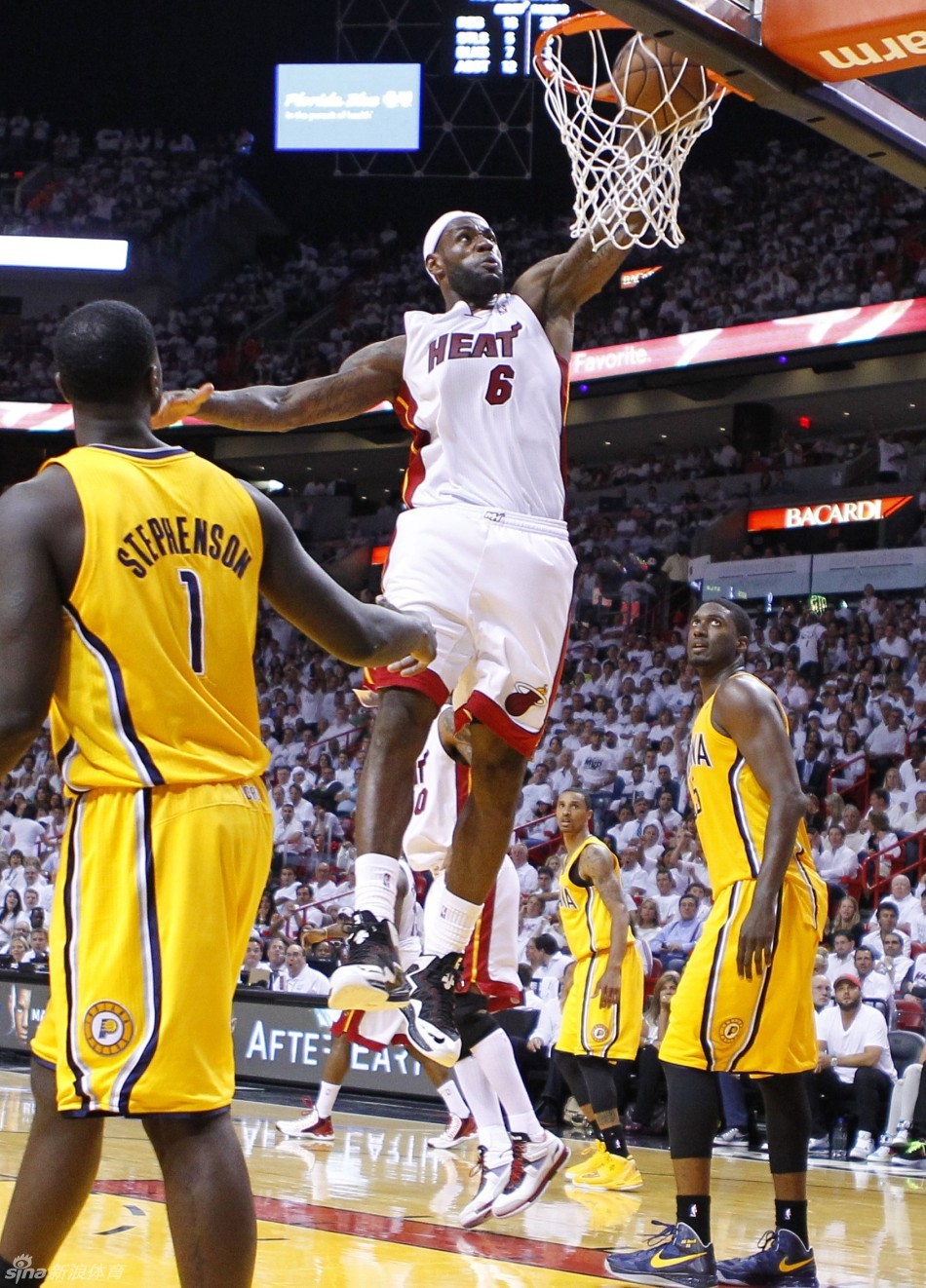  LeBron James slams dunk in Game 1 of NBA Eastern Conference finals between Miami Heat and Indiana Pacers on Wednesday.