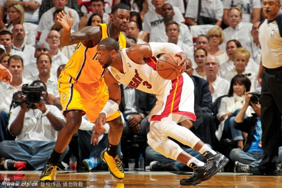 Wade tries to drive past Stephenson. 