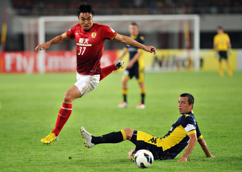  Zhao Xuri runs for the ball.